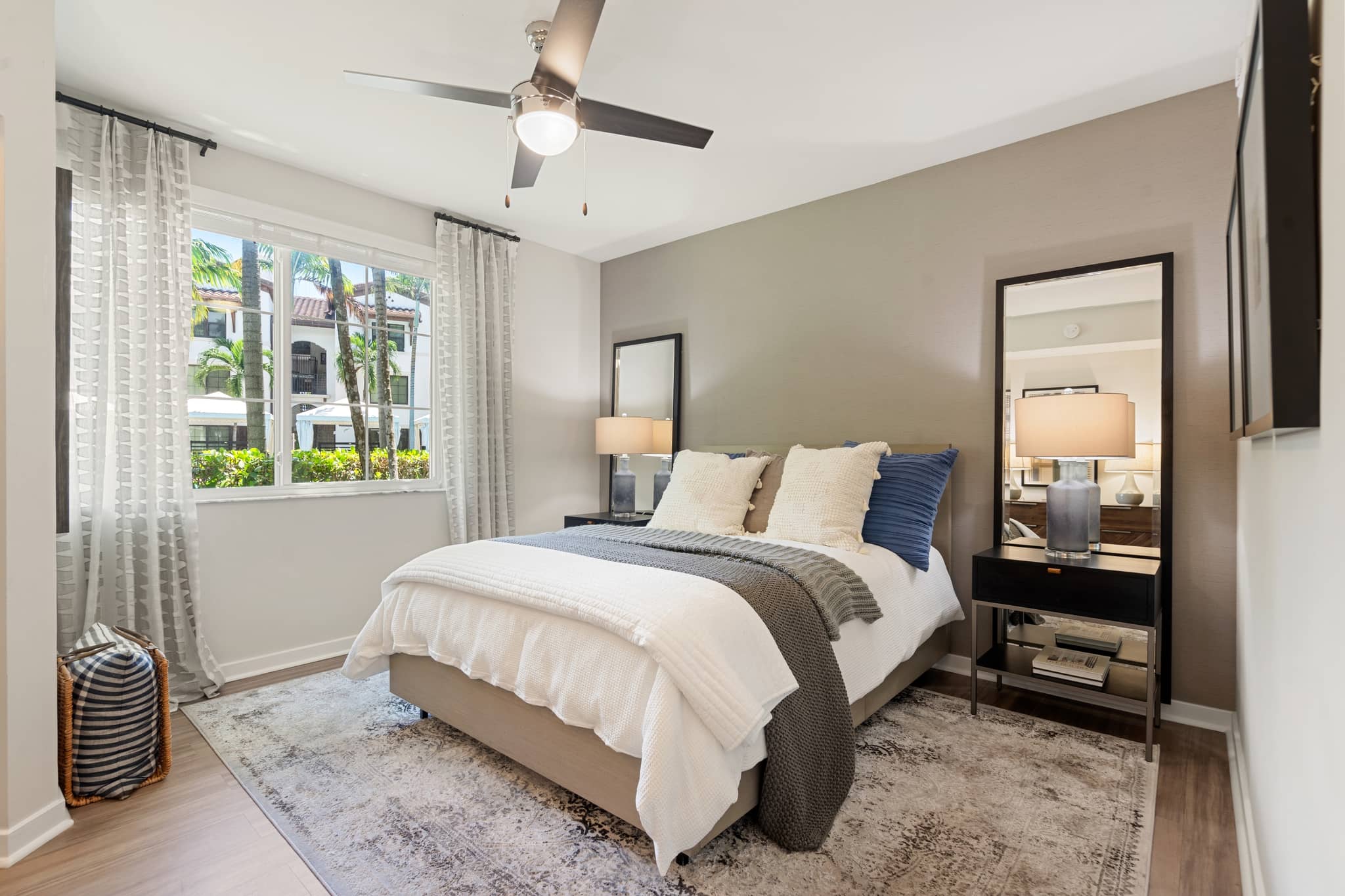 Cortland Hollywood photo 15